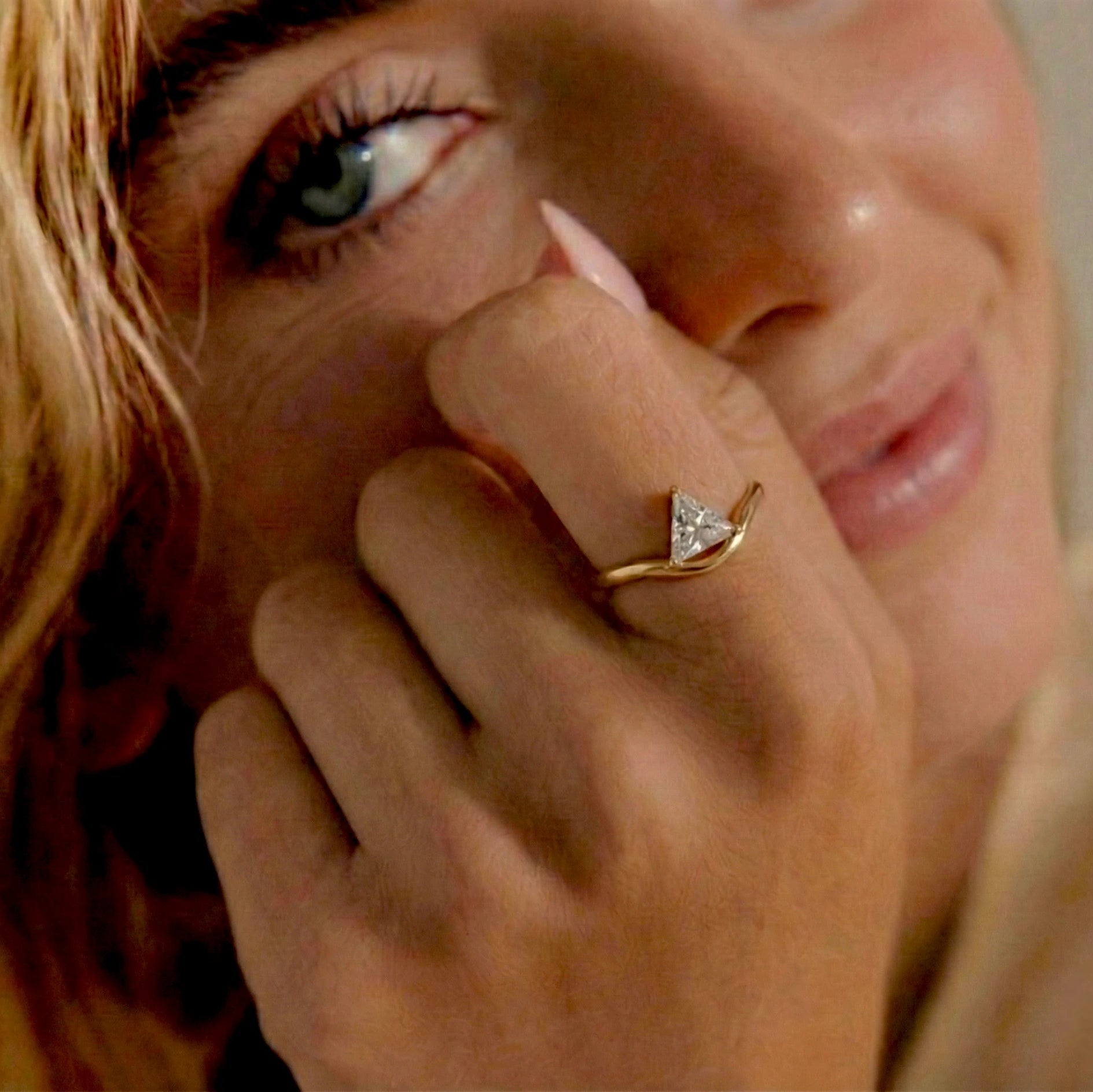 טבעת מינימליסטית עם אבן – משולש | טיפה