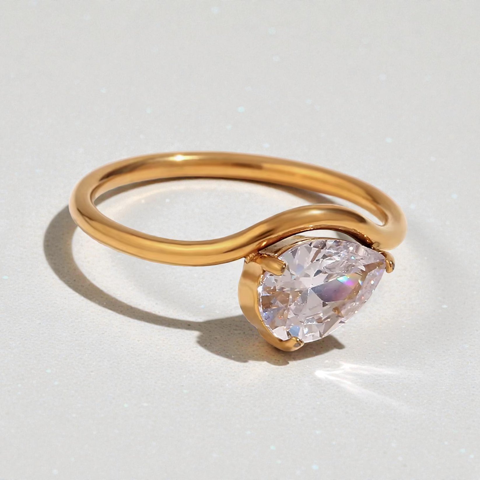 טבעת מינימליסטית עם אבן – משולש | טיפה