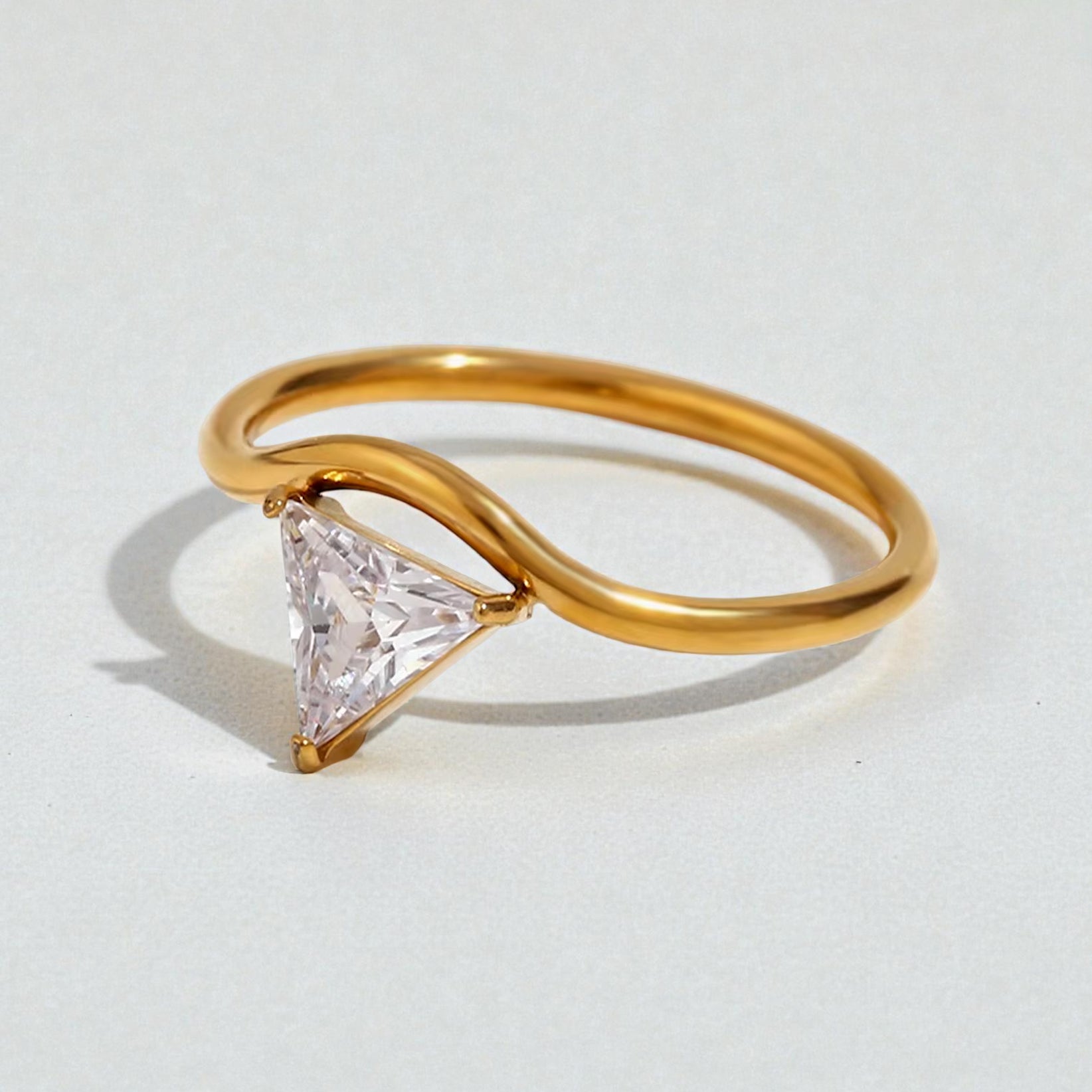 טבעת מינימליסטית עם אבן – משולש | טיפה