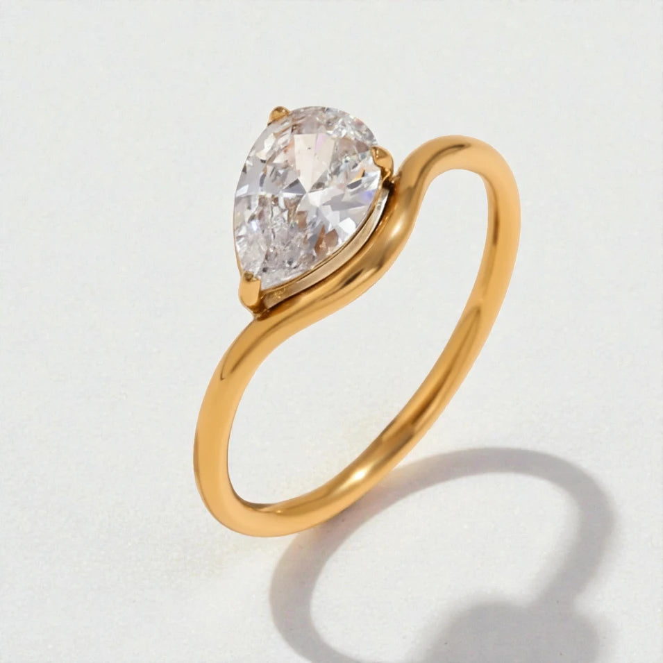 טבעת מינימליסטית עם אבן – משולש | טיפה