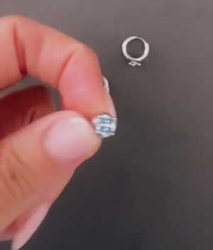 עגילי מיני פרח במציאות ביד — המחשת גודל ותנועה