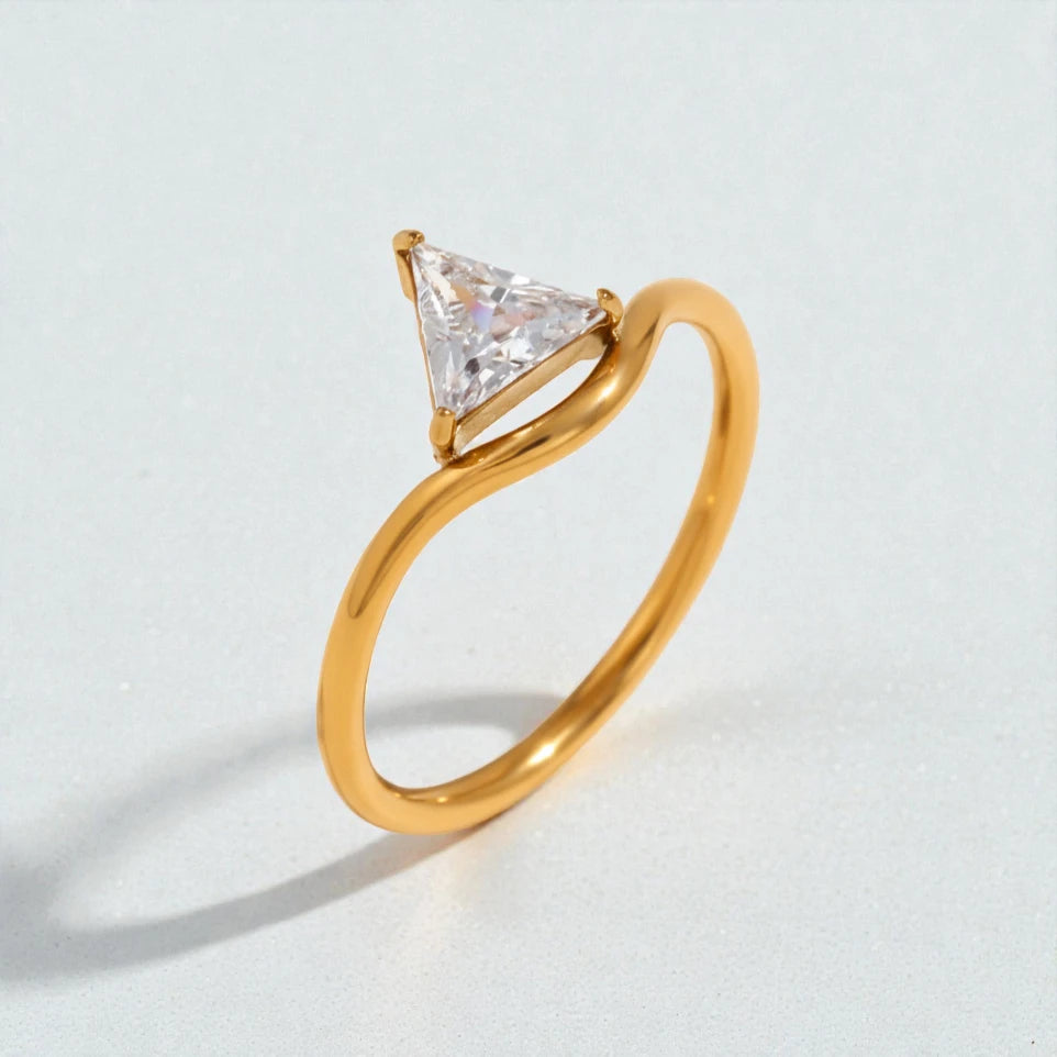 טבעת מינימליסטית עם אבן – משולש | טיפה