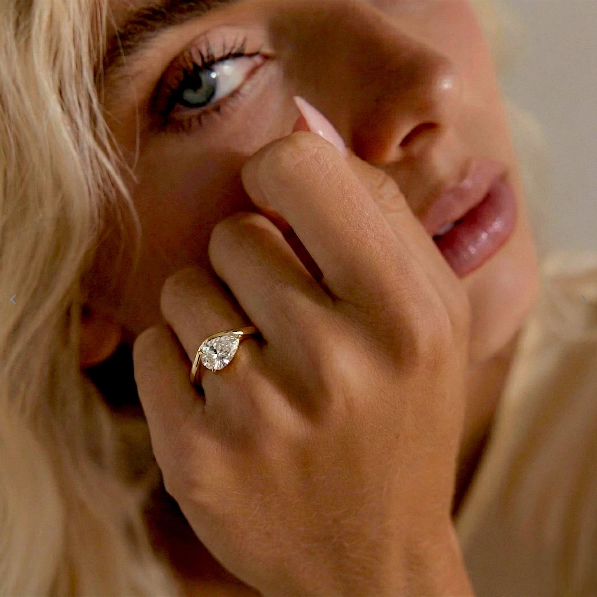 טבעת מינימליסטית עם אבן – משולש | טיפה