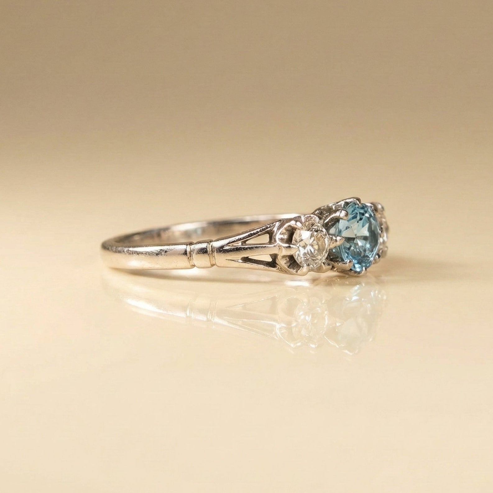 טבעת עתיקה אנגלית זהב לבן 18K משובצת אקוומרין ויהלומים – משנת 1924