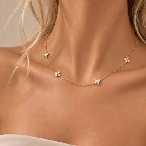 שרשרת תלתנים קלאסית על זמנית על דוגמנית
