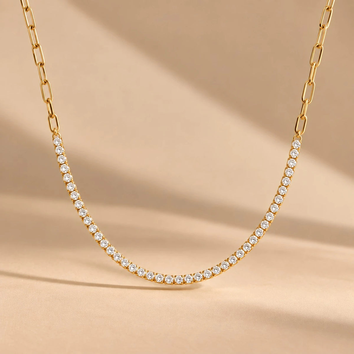 שרשרת טניס וחוליות – על הצוואר – בגוון זהב